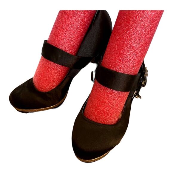 BKE Sole  Stiletto 4.5" platform 1" Size 7.5 Satin with Silver trim flower gems - Picture 2 of 13